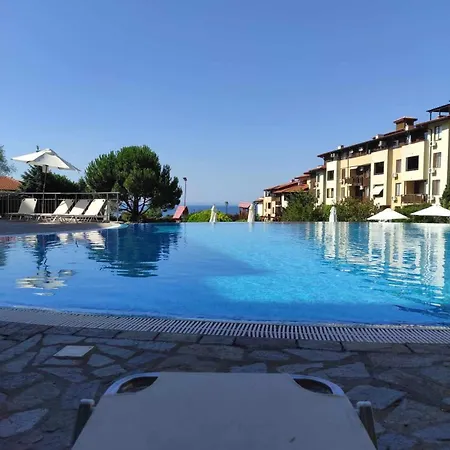 Garden Of Eden Ground Floor With Pool And Sea View Lägenhet