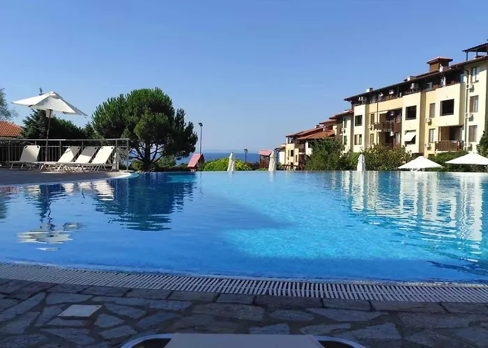 Garden Of Eden Ground Floor With Pool And Sea View Lägenhet